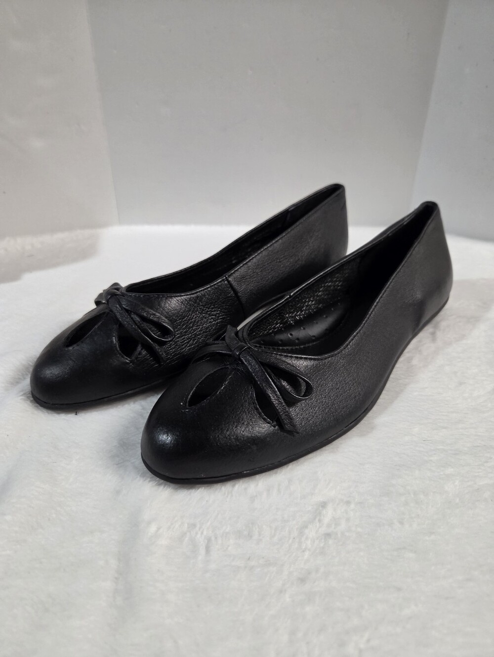 Valley Lane Black Ballet Flats with Keyhole and Bow